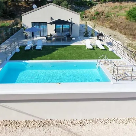 Vilă Rinoula-private Pool Vitaládes