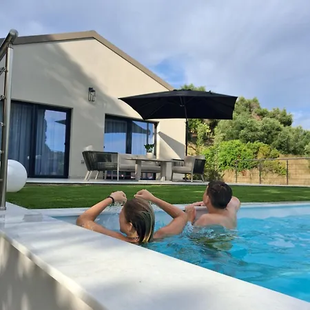 Rinoula-private Pool Vilă